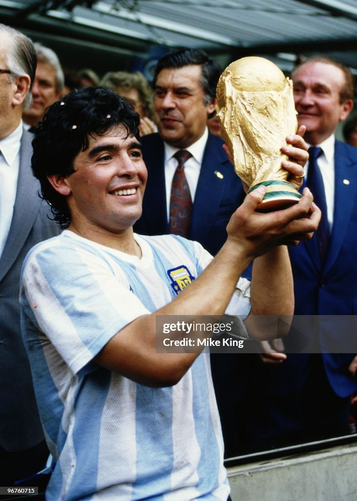 Diego Maradona holding the 1986 World Cup trophy